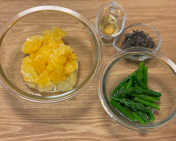 アスパラと甘夏の塩昆布サラダのレシピ工程1