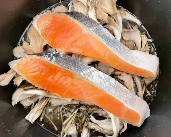 鮭・きのこ・塩昆布の炊き込みご飯のレシピ工程2