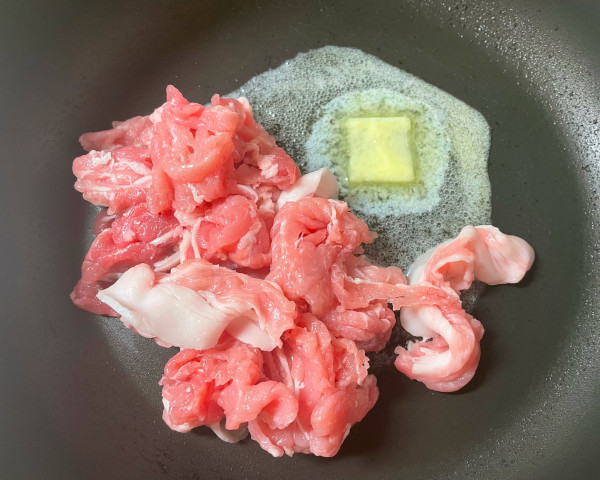 豚こまとキャベツの塩昆布バター炒めのレシピ工程2