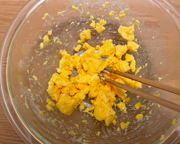 レンジ炒り卵のぶっかけおにぎりのレシピ工程1