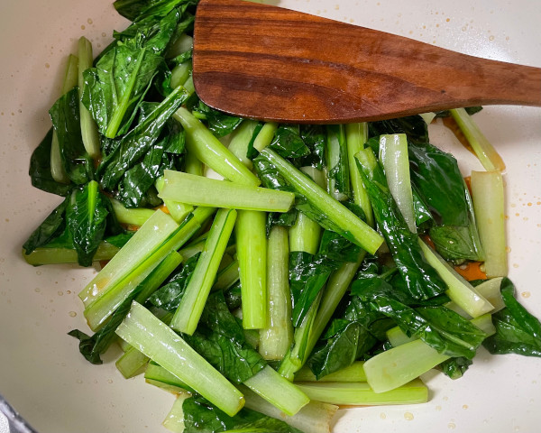 小松菜をシンプルに味わうぶっかけ炒めのレシピ工程2