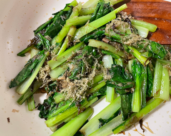 小松菜をシンプルに味わうぶっかけ炒めのレシピ工程3