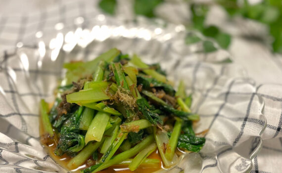 小松菜をシンプルに味わうぶっかけ炒めのアイキャッチ画像