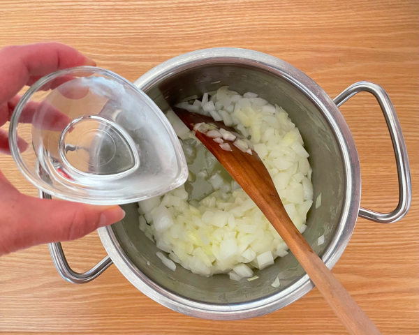 新玉ねぎのとろとろ豆乳スープのレシピ工程2